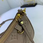 louis-vuitton-easy-pouch-on-strap-g01.jpg