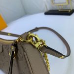 louis-vuitton-easy-pouch-on-strap-g01.jpg